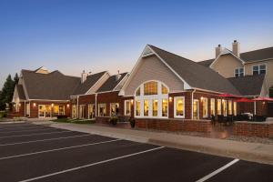 un estacionamiento frente a un hotel en Residence Inn Minneapolis St. Paul/Roseville, en Roseville