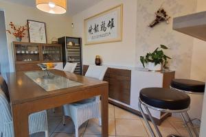 eine Küche mit einem Tisch und Stühlen in einem Zimmer in der Unterkunft Villa des Climats Bourgogne in Marsannay-la-Côte