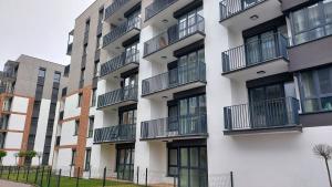 un edificio de apartamentos con balcones en un lateral en Apartament Kallisto, en Bydgoszcz
