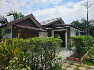 a house with a garden in front of it at HOMETHAI RESORT (โฮมไทยรีสอร์ท) 