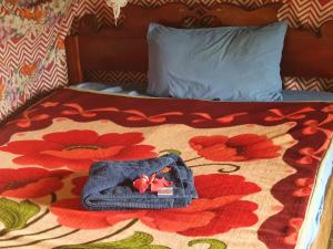 ein Bett mit einem Handtuch und einem Korb darauf in der Unterkunft Imaio home stay in Ipenyen