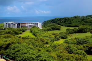 長灘島的住宿－L'eau Bleue Boracay Condotel，享有被树木环绕的度假胜地的空中景致
