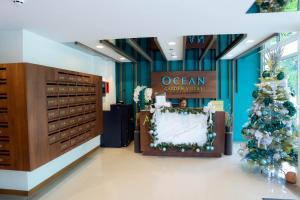 長灘島的住宿－L'eau Bleue Boracay Condotel，一间有圣诞树和标志的商店