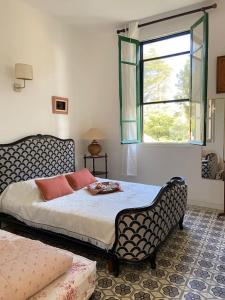 - une chambre avec un lit et une fenêtre dans l'établissement Charmant haut de villa T3, à Saint-Cyr-sur-Mer