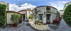 a group of houses with plants in the courtyard at Akzent Hotel Goldner Hirsch in Kamenz