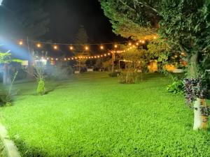 um relvado iluminado à noite com luzes em Hotel Casa Tecpán em Pamanzana