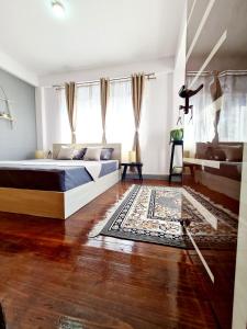 - une chambre avec un lit et une grande fenêtre dans l'établissement Peace Valley German Heritage Cottage Home Stay, à Darjeeling