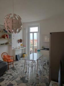 eine Küche mit einem Tisch und Stühlen im Zimmer in der Unterkunft Tramonti sul mare in Marina di Pisa