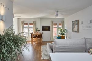 ein Wohnzimmer mit Sofa und Tisch in der Unterkunft Casa Terma del Teatro in Cartagena