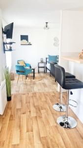 TV a/nebo společenská místnost v ubytování Le petit Cocon Bleu