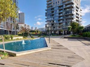 ein Schwimmbad in einer Stadt mit einem Gebäude in der Unterkunft 3+1Apartment, City View in Basaksehir