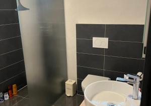 un bagno con lavandino e WC di Apartmány Jakubov a Wickwitz