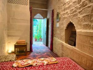 Zimmer mit einer Tür und einem Teppich auf dem Boden in der Unterkunft Casa De Jodhpur in Jodhpur