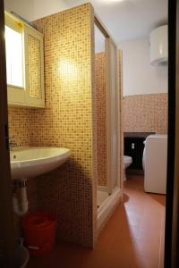 ein Bad mit einem Waschbecken, einer Dusche und einem WC in der Unterkunft Casa Vacanze Limone in Limone Piemonte