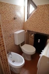 La petite salle de bains est pourvue de toilettes et d'un lavabo. dans l'établissement Casa Vacanze Limone, à Limone Piemonte