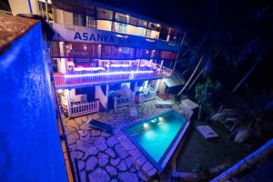 una vista aérea de un edificio con piscina en Asanka Surf House & Resturant, en Midigama East