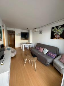 una sala de estar con un sofá y una mesa en Marina 2, en Roses