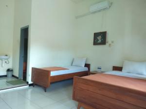 Letto o letti in una camera di Hotel Tentrem Syariah