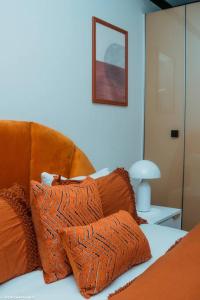 سرير أو أسرّة في غرفة في Sunset View-Luxury Apartment