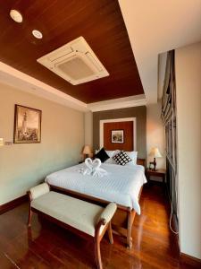 1 dormitorio con 1 cama con arco en Yotaka Bangkok Hotel, en Bangkok