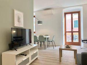 A television and/or entertainment centre at CasaViva - Lovely Family House at the sea in Genoa