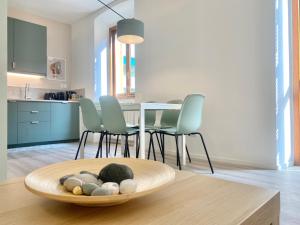 una cucina e una sala da pranzo con tavolo e sedie di CasaViva - Lovely Family House at the sea in Genoa a Genova