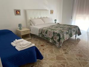 1 dormitorio con cama y mesita de noche con cama sidx sidx en Sampolo70 - Apartments, en Palermo