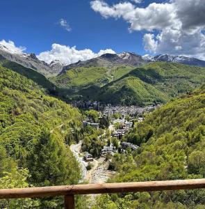 Blick auf ein Tal in den Bergen in der Unterkunft Casa Vacanze Limone in Limone Piemonte