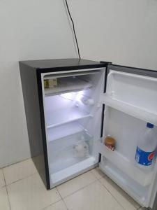 un frigorifero vuoto con la porta aperta in una cucina di MinAn Homestay Gua Musang (no tv no wifi) a Gua Musang