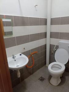 y baño con aseo y lavamanos. en MinAn Homestay Gua Musang (no tv no wifi), en Gua Musang