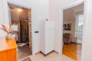 Habitación con nevera blanca. en Apartman Kalvarija, en Belgrado 50 fotos más
