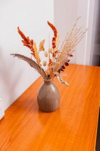 un jarrón con flores en él sentado en una mesa en Apartman Kalvarija, en Belgrado