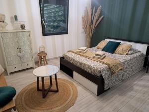 Un dormitorio con una cama y una mesa. en Chambre dans chalet avec piscine, en Saint-Jean-en-Royans