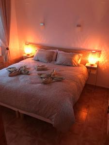 Un dormitorio con una cama con dos luces. en VISTA SUPERIOR hola ZEEZICHT!! en Cumbre del Sol