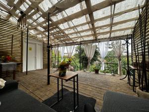 クルジュ・ナポカにあるVila Ana 2 Untoldのウッドフロアの広いリビングルーム(ガラス天井付)