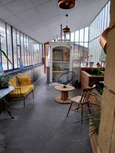 Habitación con sillas, mesa y ventanas. en Studio chaleureux en hyper centre, en Charleville-Mézières