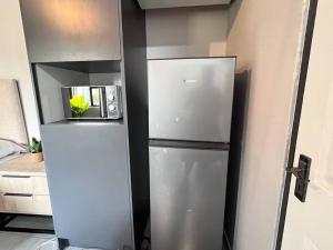 een koelkast in de hoek van een keuken bij La Creme Waterkloof 2 in Pretoria