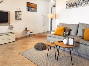 uma sala de estar com um sofá e uma mesa em Central 700 square Fructus plaza - Eva apartment em Timisoara