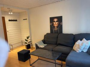 een woonkamer met een bank en een tafel bij Cosy apartment in city centre in Bergen