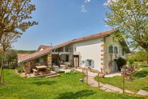 una vista exterior de una casa con patio en Ferme Elhorga, en Saint-Pée-sur-Nivelle