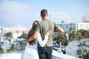 a man and a woman standing on top of a building at HD Acuario Lifestyle in Las Palmas de Gran Canaria