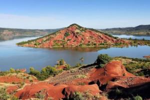 Le Cocouning في Ceyras: جزيرة في وسط تجمع للمياه +4 صور