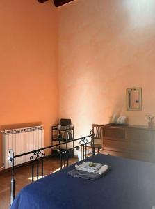 Collesano的住宿－Mandra Chiusilla，一间卧室配有一张床、一张桌子和一面镜子