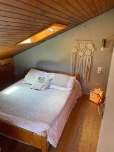 een slaapkamer met een bed en een houten plafond bij Chalet cosy-vue sur la montagne & montgolfières in Saillagouse