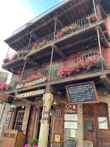 a building with a balcony with flowers on it at Chalet cosy-vue sur la montagne & montgolfières in Saillagouse