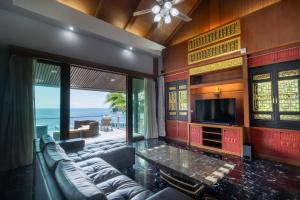 Μια τηλεόραση ή/και κέντρο ψυχαγωγίας στο Villa Serenity pool SeaView 6BR