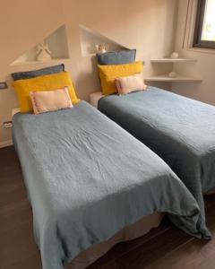 2 letti posti uno accanto all'altro in una camera da letto di Appartement Loft Cannes a Cannes
