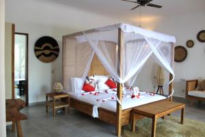En eller flere senge i et værelse på Kivuli Beach Resort Paje
