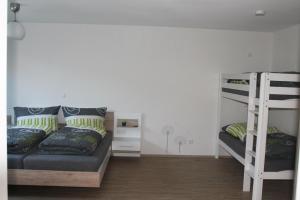ラインハウゼンにあるFerienwohnung Pusteblumeの二段ベッド2台とベッド1台が備わる客室です。