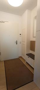 ein leeres Zimmer mit einer weißen Tür und einem Tisch in der Unterkunft Wunderschöne Ferienwohnung direkt an der Elbe, Alt-und Neustadtnähe in Dresden